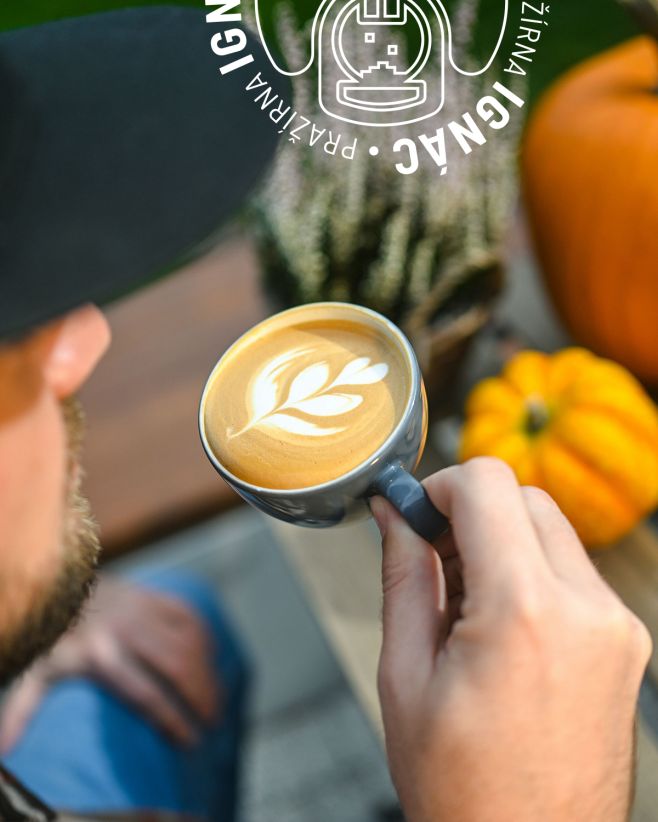 Ta pravá podzimní atmosféra 🍂 začíná s dekou, oblíbeným hrnkem a šálkem skvělé kávy. ☕️ Dopřejte si chvilku pro sebe s...