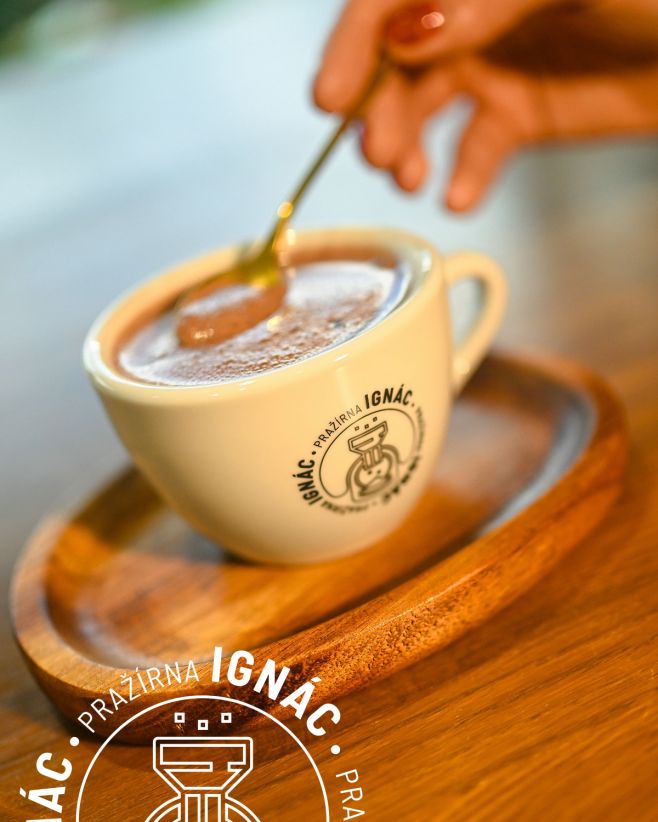 Tenhle vánoční klid patří kakau. 🎄☕️�Jsme rádi, že si ho už teď užíváte doma – v tichu, pod dekou, s chvílí jen pro sebe....